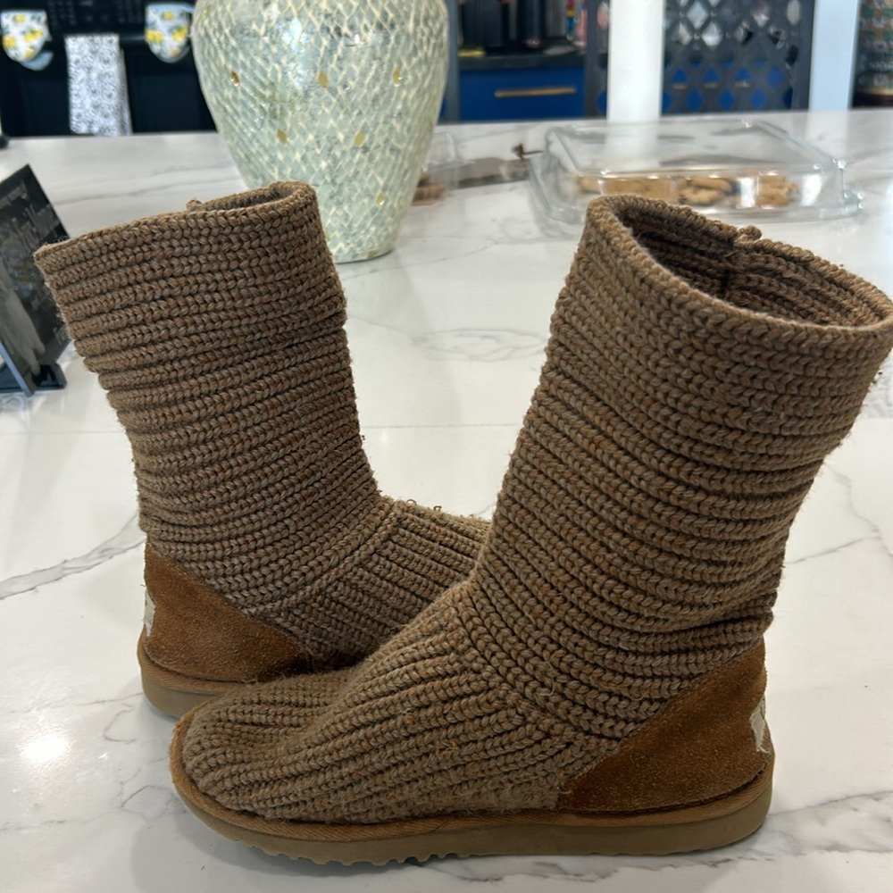 UGG‎ Australia Classic Cardy 5232 Girls Beige Crochet Short Boots. Size 3